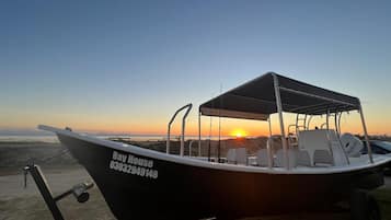 På stranden, solstolar och strandhanddukar