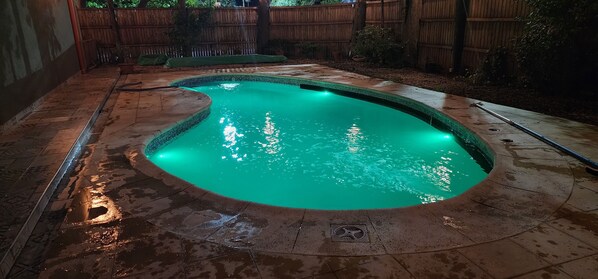 Outdoor pool, a heated pool - Casa Quinta en Parque Leloir, Ituzaingó. (Udaondo)
