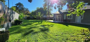 Property grounds - Casa Quinta en Parque Leloir, Ituzaingó. (Udaondo)