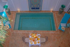 من حمّامات السباحة المغطاة، حمّام سباحة خارجي