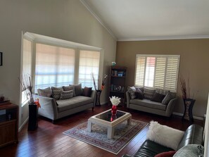 Smart TV, chimenea, libros y impresora 