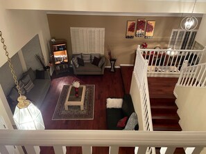 Smart TV, chimenea, libros y impresora 