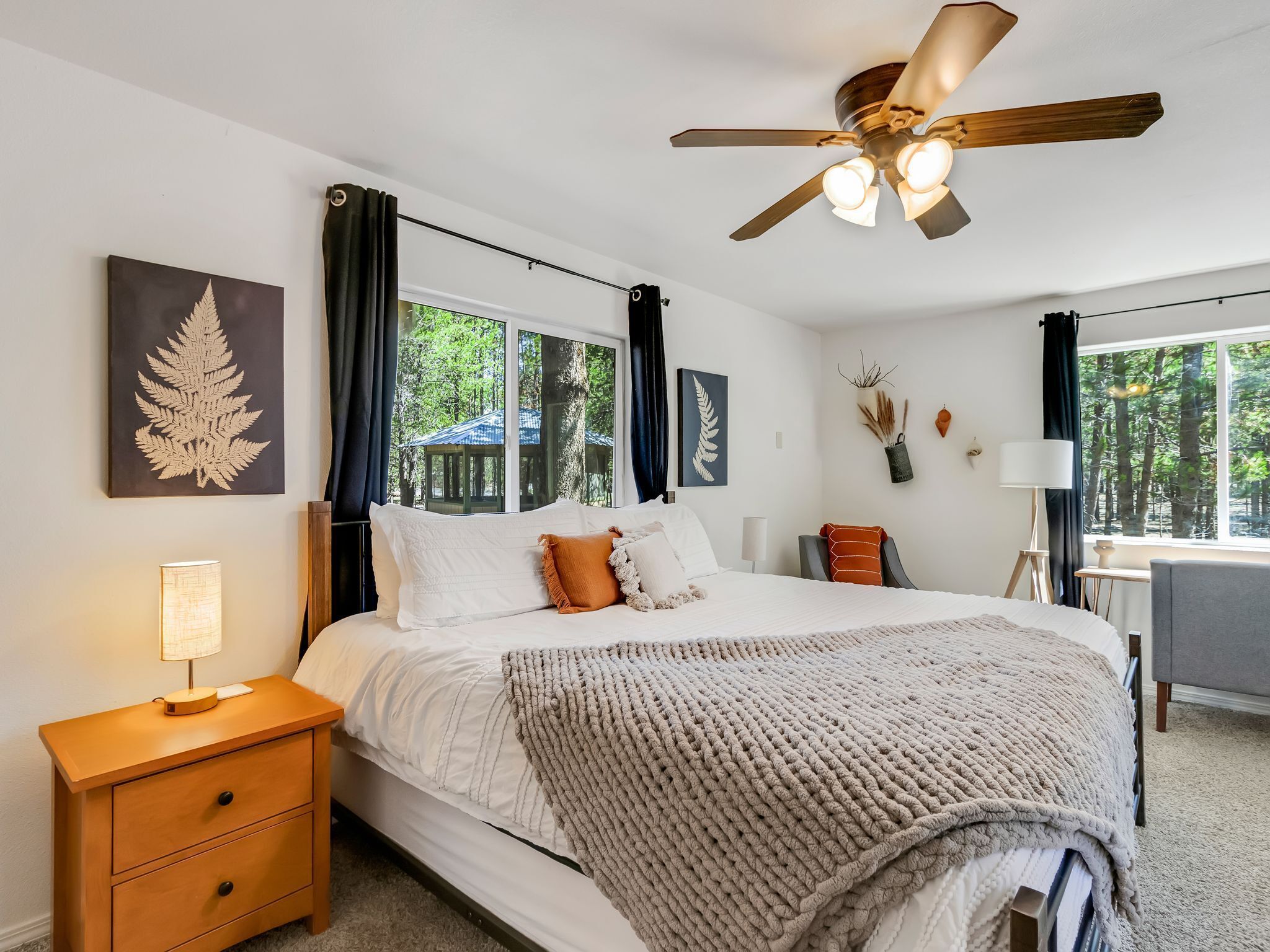 3 bedrooms, desk, WiFi, bed sheets