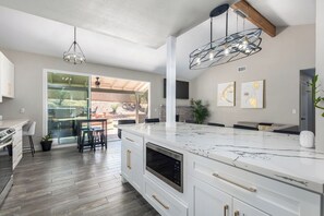 Frigorifero, microonde, forno, piano cottura