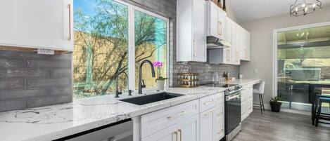 Frigorífico, microondas, horno y placa de cocina