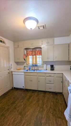 Frigorifero, microonde, lavastoviglie