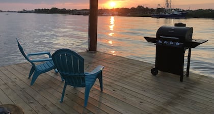 Private Home, Charter Fishing and Ecotourism. Only 25 miles to French Quarter.