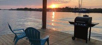 Private Home, Charter Fishing and Ecotourism. Only 25 miles to French Quarter.