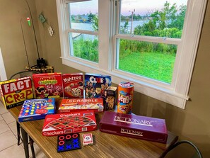Pöydällä on useita erilaisia lautapelejä ja Jenga-torni.