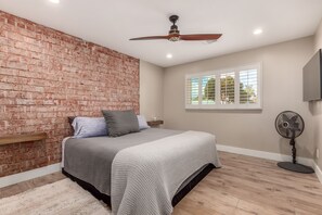 3 habitaciones, escritorio, tabla de planchar con plancha y wifi gratis