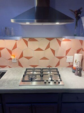 Refrigerador, parrilla de estufa, cafetera y tetera y tostadora 