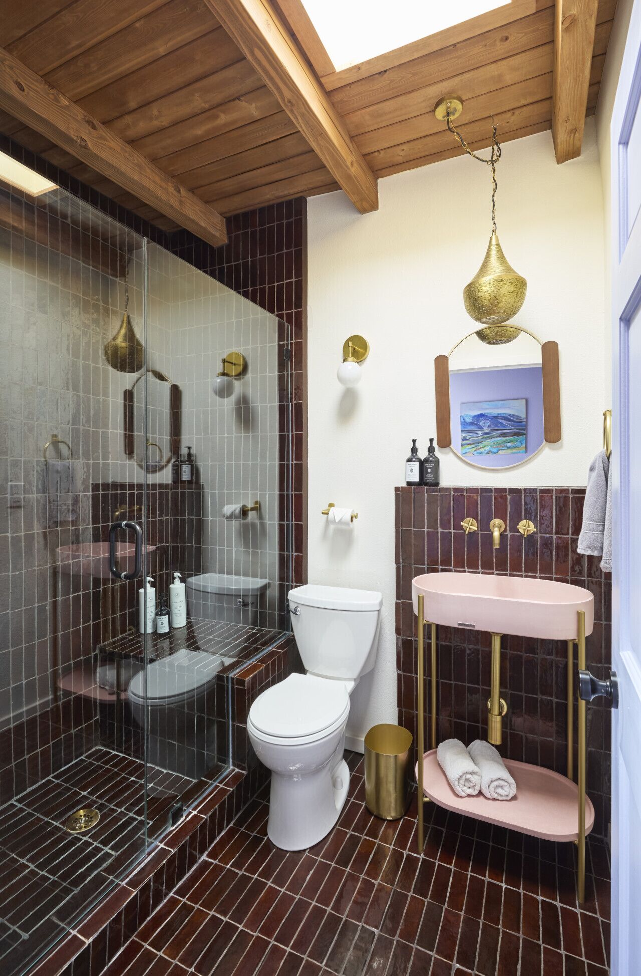 Hiustenkuivaaja, pyyhkeet, saippua, vessapaperi