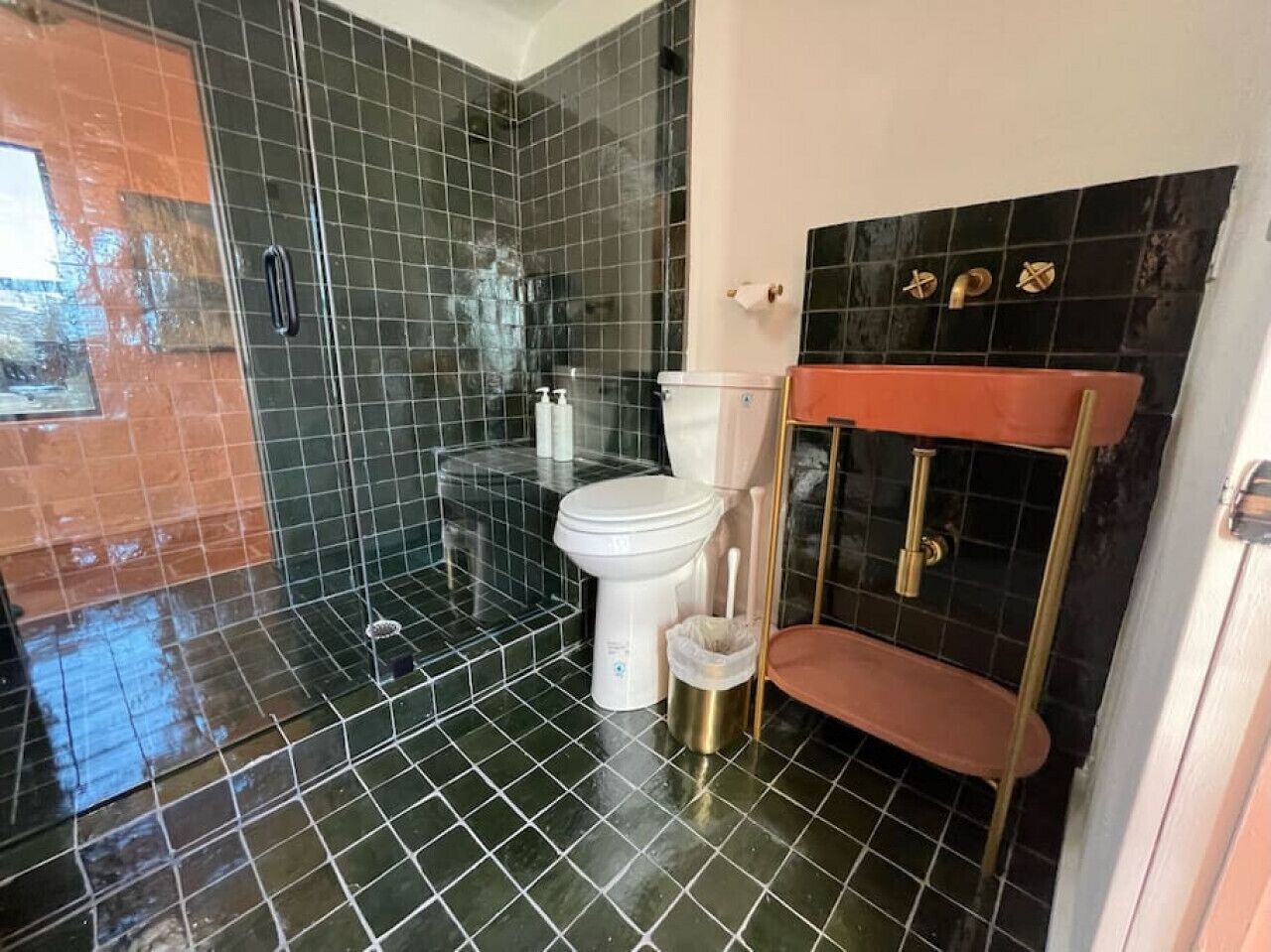 Een douche, een haardroger, handdoeken, zeep