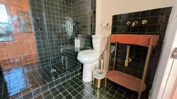 Een douche, een haardroger, handdoeken, zeep