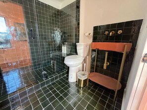 Een douche, een haardroger, handdoeken, zeep