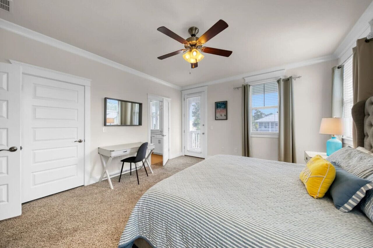 3 habitaciones, escritorio y tabla de planchar con plancha 