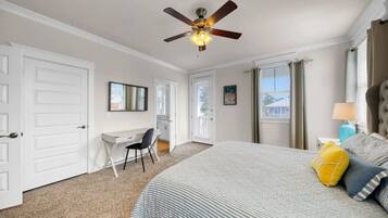 3 habitaciones, escritorio y tabla de planchar con plancha