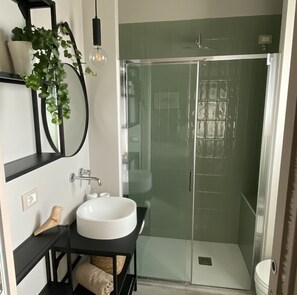 Shower, hair dryer, bidet, towels - Rariki, hillside villa, 4 minutes from beaches and views of the Ragusa coast. (SCICLI)