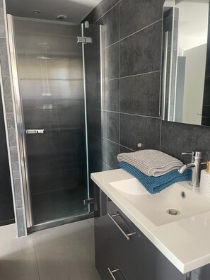 Dusche, Haartrockner, Handtücher, Toilettenpapier