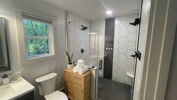 Een douche, een haardroger, handdoeken