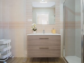 Een douche, een haardroger, handdoeken