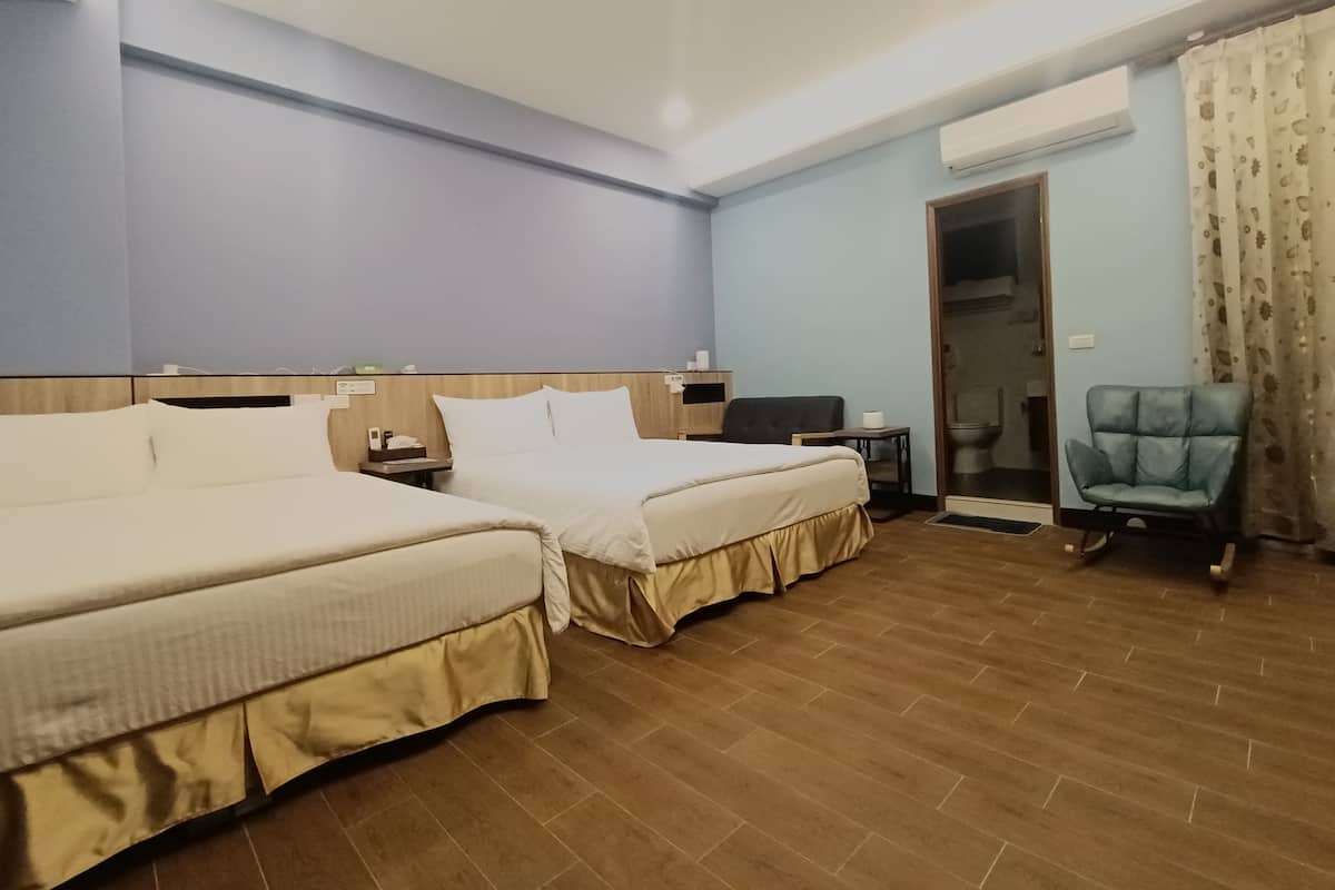 Habitación cuádruple estándar | Cortinas opacas, tabla de planchar con plancha, wifi gratis