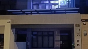 Un bâtiment moderne doté d’un toit plat, de plusieurs balcons et d’une entrée de garage.