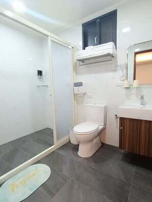 Standard Quadruple Room | Bathroom | Slippers - Yijenzhide (Zhushan)