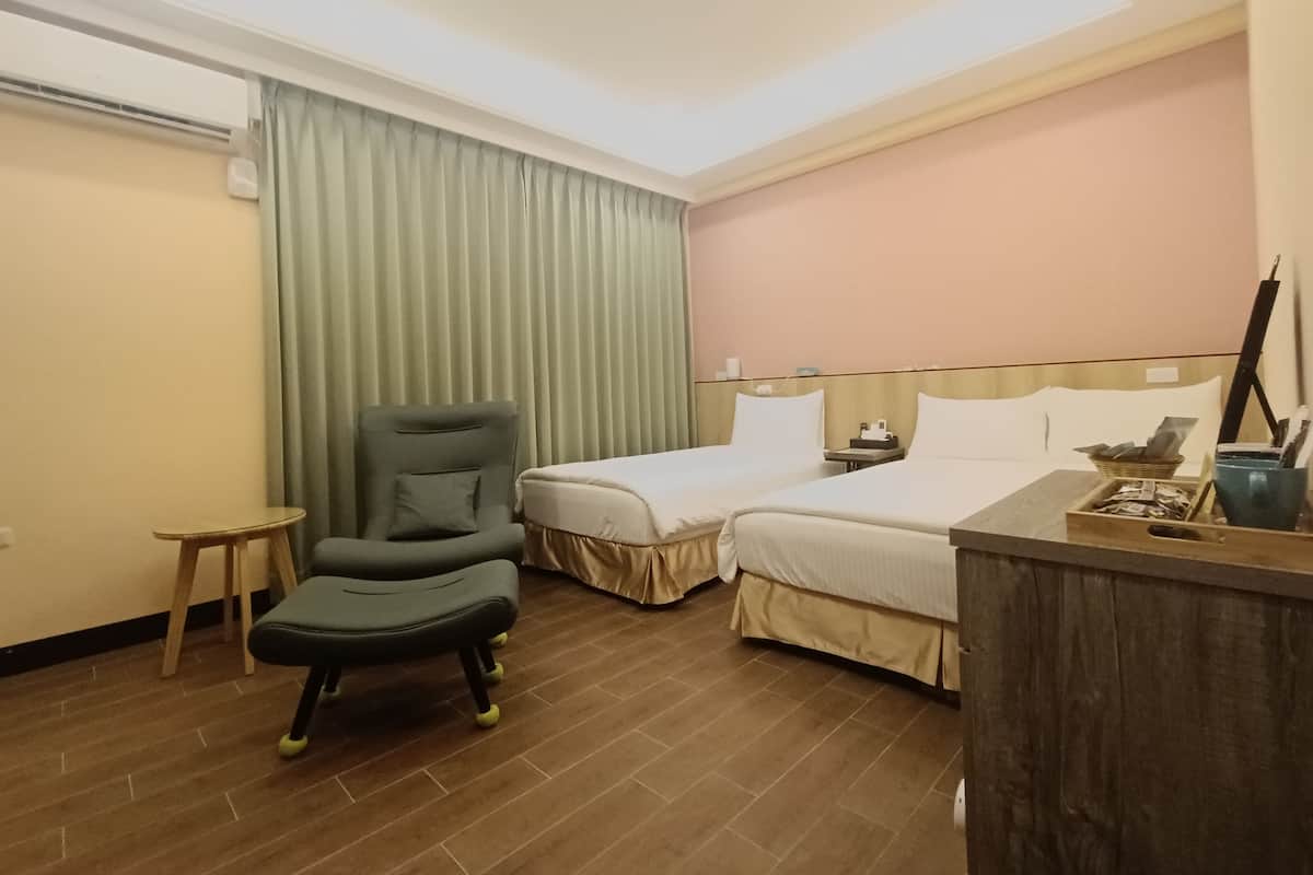 Habitación triple estándar | Cortinas opacas, tabla de planchar con plancha, wifi gratis