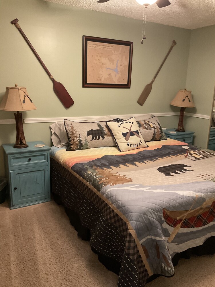 LAKE LURE GEM NESTLED IN THE TREETOPS RUMBLING BALD AMENITIES Pet