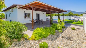 A modern house with a covered patio, a pool, and a view of the mountains. - Cubo's Casa Rural Marifran / Private pool / Air conditioning (Alhaurín el Grande)