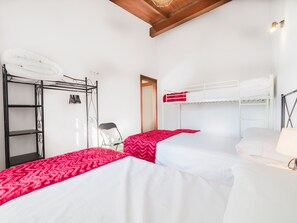 3 عدّة غرف نوم ومكواة/لوح كي وواي فاي مجانًا وملاءات أسرّة