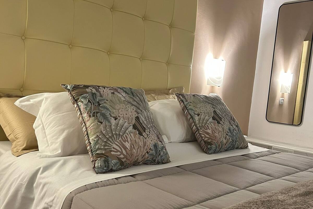 Premium bedding, down duvets, free minibar, in-room safe