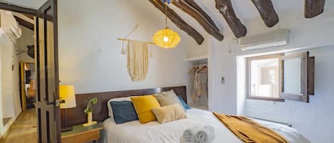 5 bedrooms, iron/ironing board, free WiFi, bed sheets