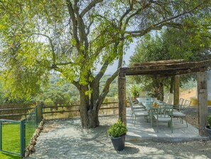 Outdoor dining - Cubo's Cortijo El Perezon / rural / private pool / air conditioning (Archidona)