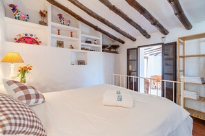 5 bedrooms, iron/ironing board, free WiFi, bed sheets