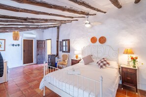 Room - Cubo's Cortijo El Perezon / rural / private pool / air conditioning (Archidona)