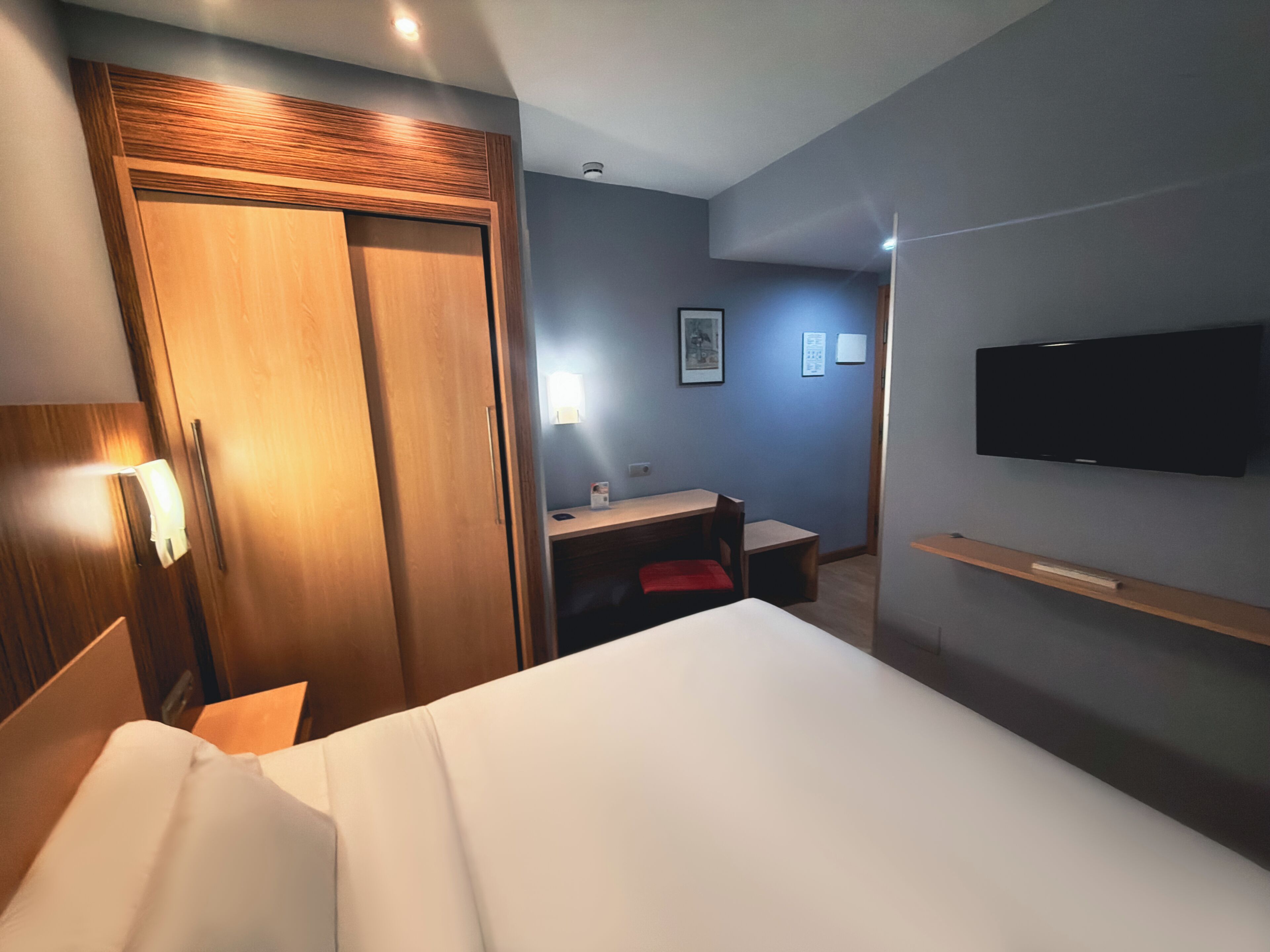 Escritorio, wifi gratis y ropa de cama 