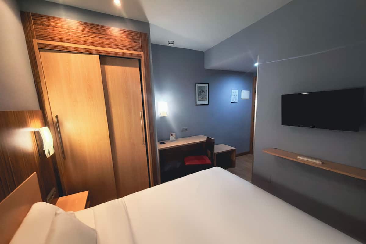 Escritorio, wifi gratis y ropa de cama