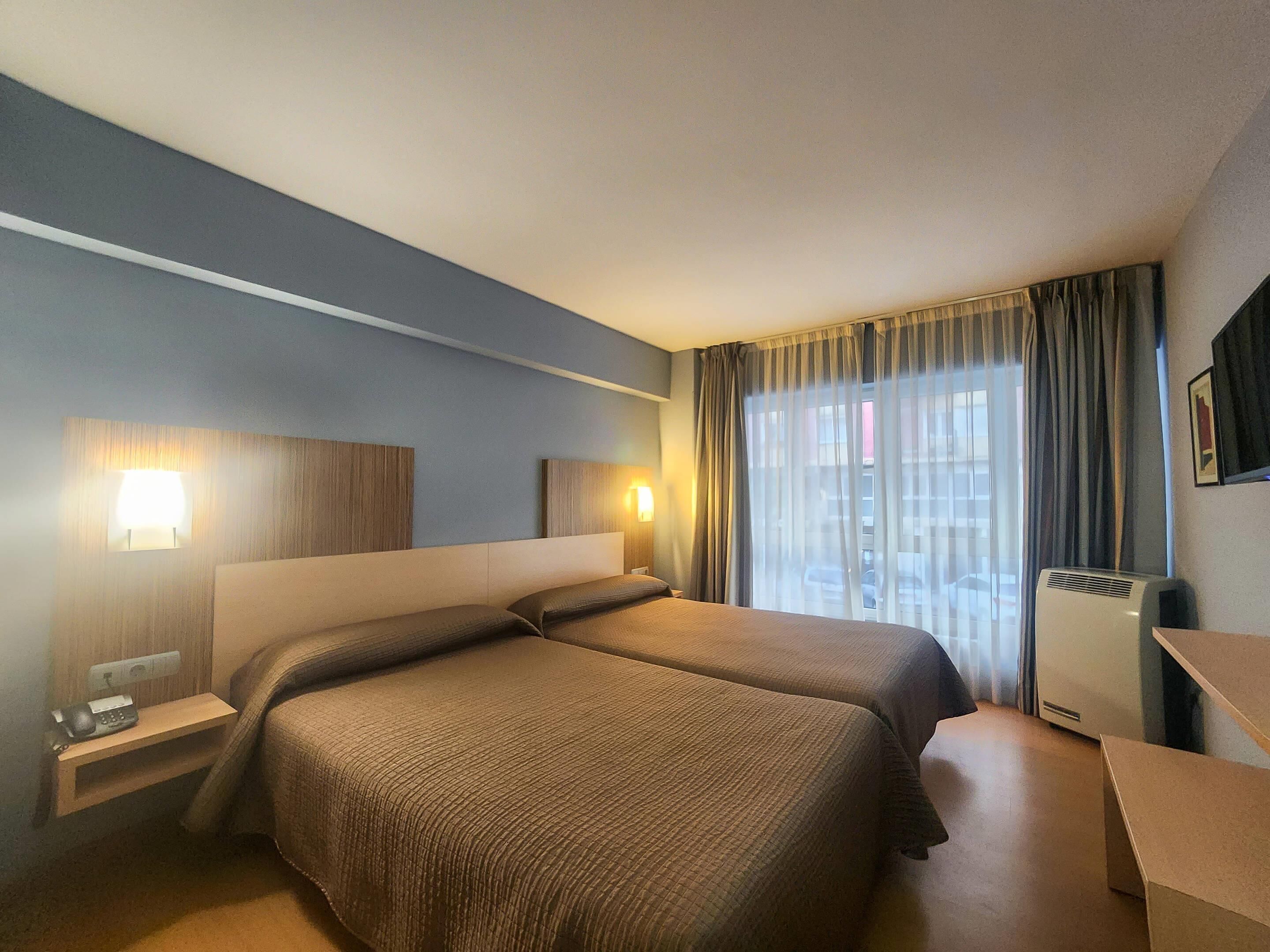 4 Single Beds, Suite | デスク、WiFi (無料)、ベッドシーツ