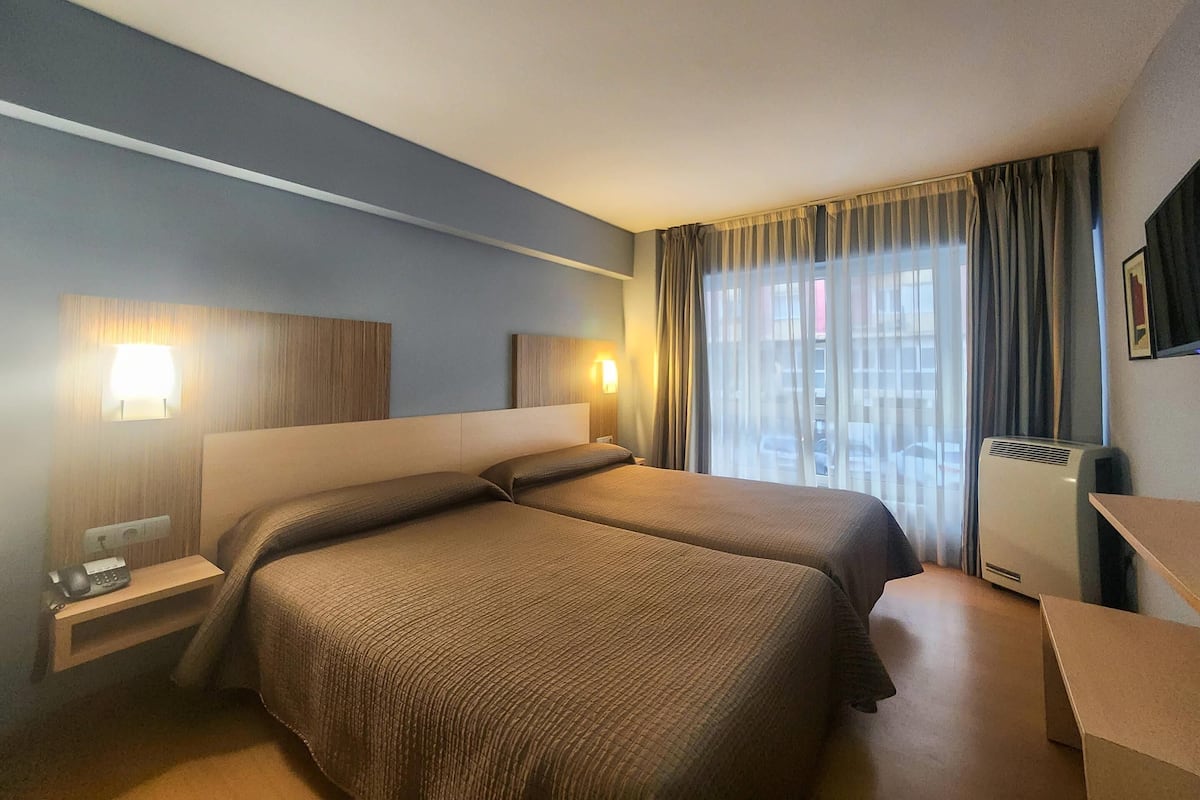 4 Single Beds, Suite | デスク、WiFi (無料)、ベッドシーツ
