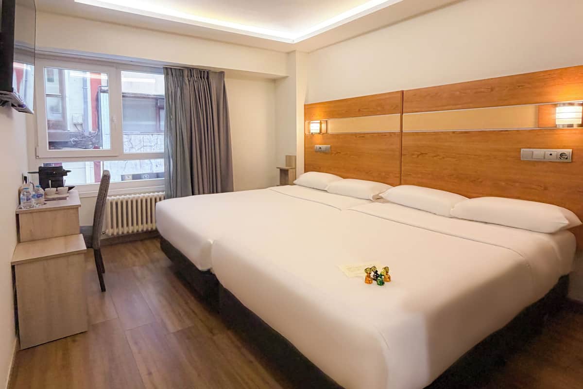 Escritorio, wifi gratis y ropa de cama