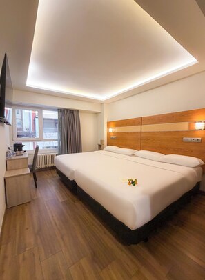 Escritorio, wifi gratis y ropa de cama