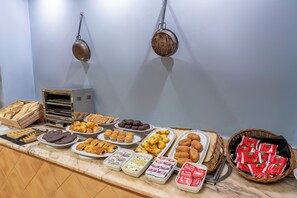 Tägliches Frühstücksbuffet gegen Gebühr