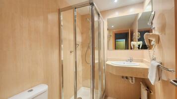 Standaard kamer, niet-roken | Badkamer | Handdoeken, zeep, shampoo