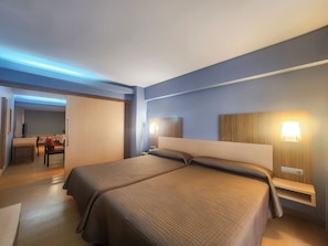 4 Single Beds, Suite | Desk, free WiFi, bed sheets