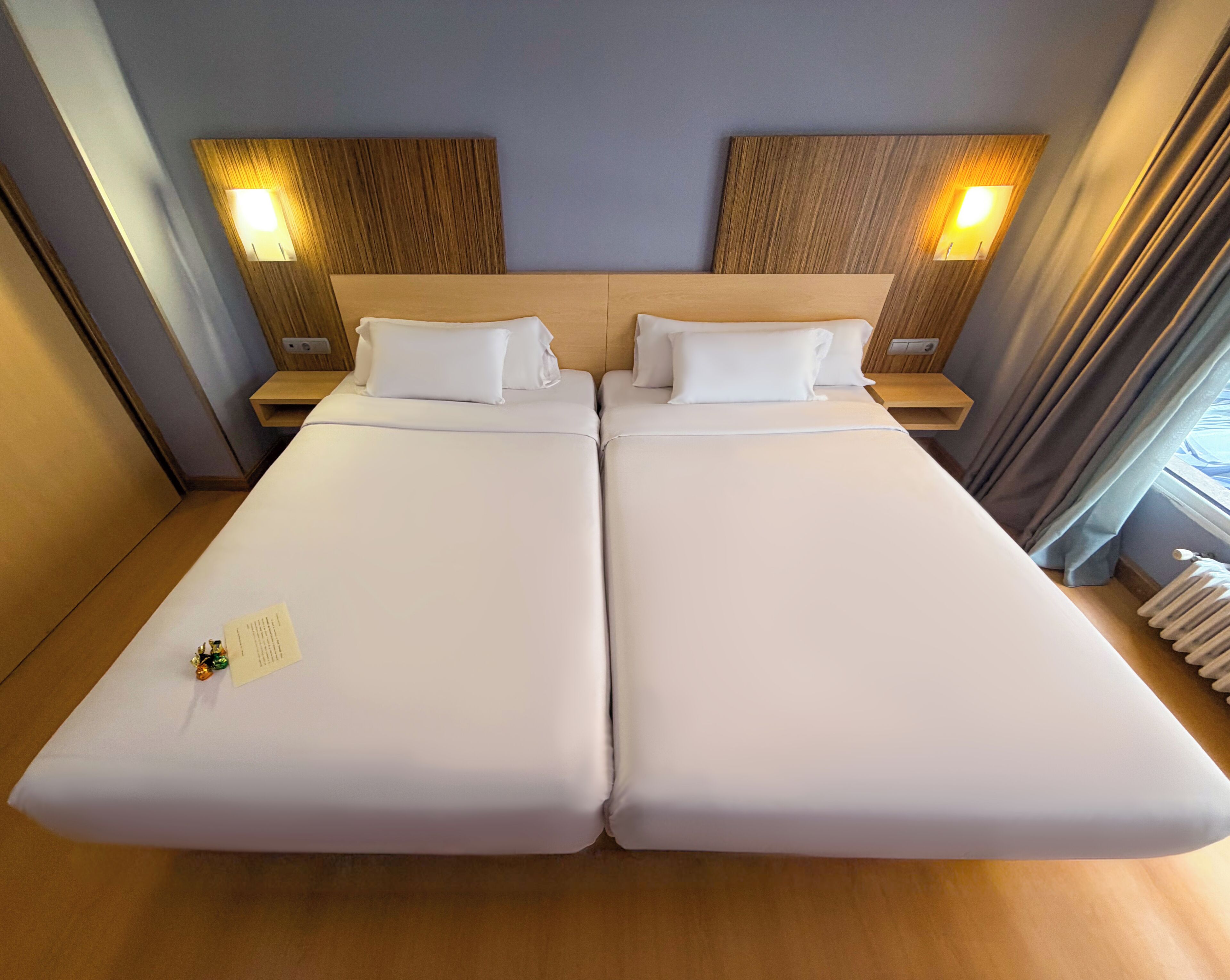 4 Single Beds, Suite | Escritorio, wifi gratis, ropa de cama