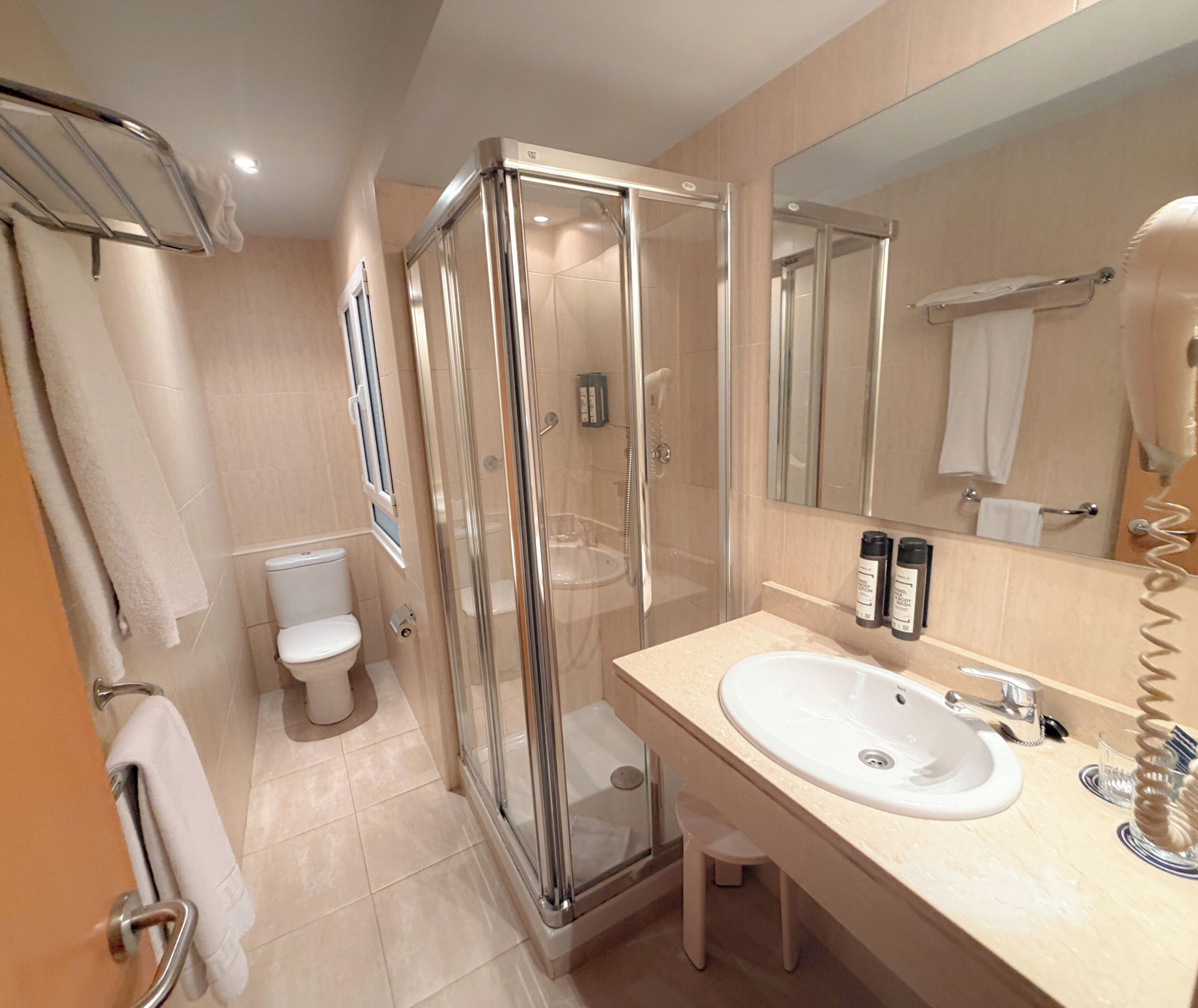 1 Single Bed, Superior Room | Badkamer | Handdoeken, zeep, shampoo