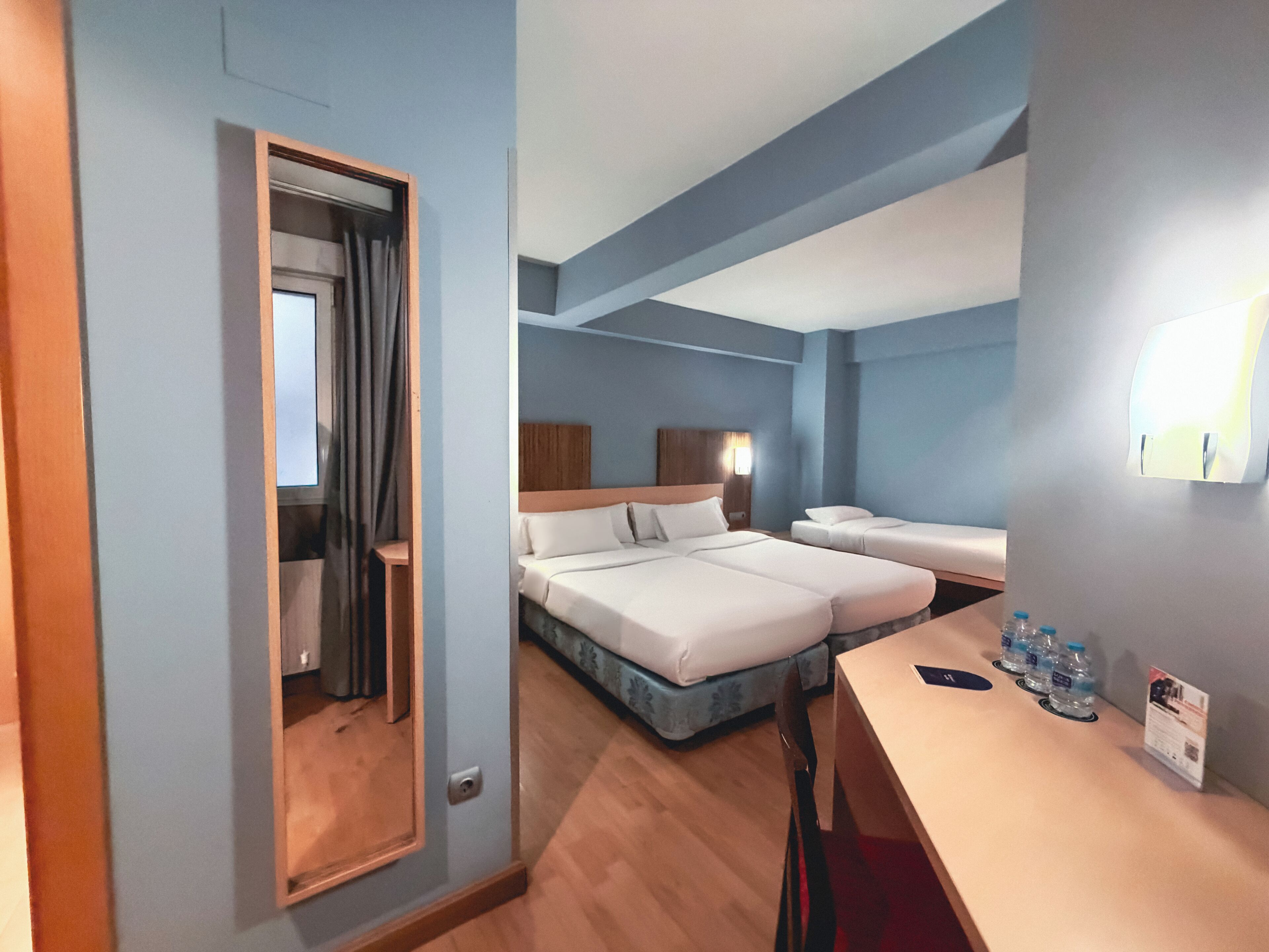Escritorio, wifi gratis y ropa de cama 