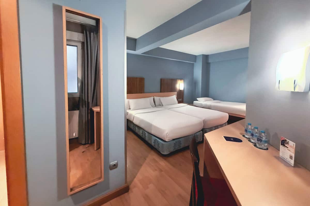 Escritorio, wifi gratis y ropa de cama